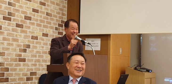 충정포럼 이웃돕기 성금 전달 관련 언론자료 사진