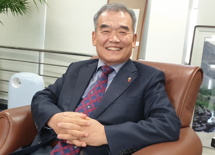[한성일이 만난 사람]대전아너소사이어티 유재욱 충정포럼 전 회장(오성철강 회장) 관련 언론자료 사진